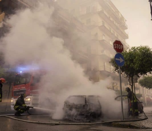 Incendio a Battipaglia: auto in fiamme a via Roma Incendio Battipaglia
