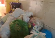 Azienda al lavoro, ma i rifiuti restano in strada rifiuti