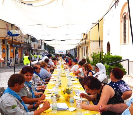Tavolata antirazzista a Battipaglia: oltre 200 persone abbattono i muri tavolata