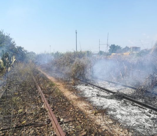 Battipaglia, fiamme sui binari: due incendi in pochi giorni incendi