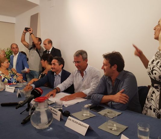 Compost a Battipaglia, Costa gela tutti: «Si farà, è scritto nero su bianco» Sergio Costa