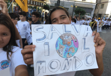 Corteo dell’Istituto Marconi, gli alunni: «Non si brucia il futuro» Corteo