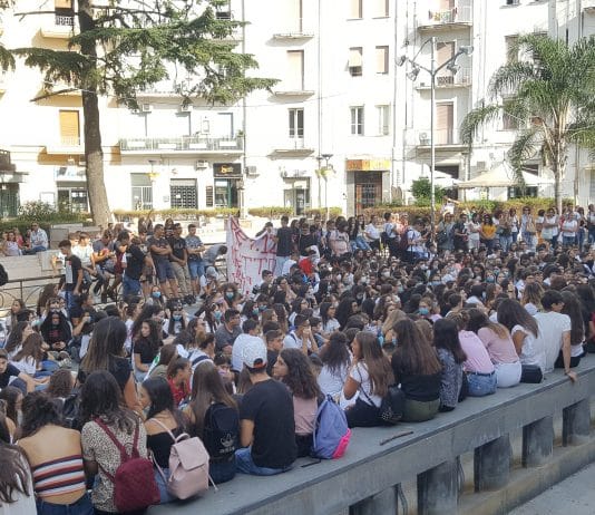 Battipaglia, la protesta silenziosa degli studenti dell’E. Medi Battipaglia