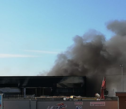 Battipaglia a fuoco: incendio all’azienda di smaltimento gomme MGM Battipaglia