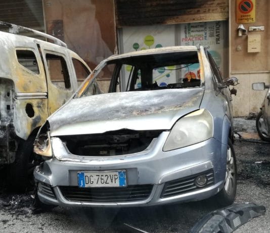 Incendio d’auto nella notte a Battipaglia, quattro vetture coinvolte Incendio d'auto