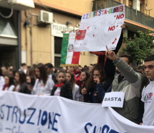 Violenza sulle donne: associazioni, scuole e istituzioni unite in una marcia Violenza sulle donne