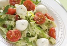La ricetta: tagliatelle con rucola, mozzarella e pomodorini rucola
