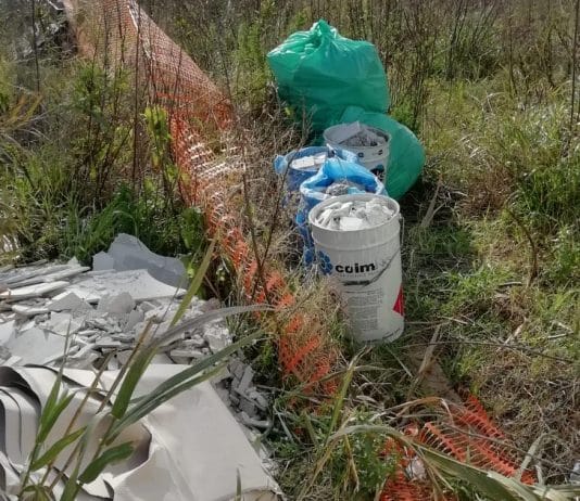 Getta rifiuti abusivamente, viene ripreso e individuato dalla Polizia Locale Rifiuti