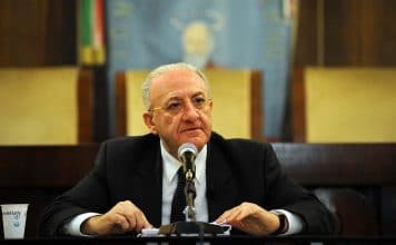 De Luca firma l’ordinanza: isolamento domiciliare per chi gira senza motivo Vincenzo De Luca Scuole