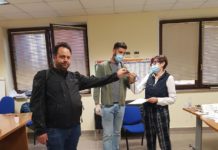 «A queste condizioni non possiamo ripartire» commercianti consegnano le chiavi al Comune consegna-chiavi