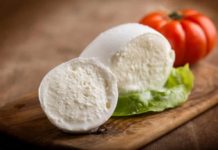 Ricetta: Mozzarella ripiena di tonno affumicato al limone su acqua di pomodoro agli agrumi Mozzarella
