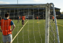 Campania. Ritornano calcetto e discoteche, De Luca firma l’ordinanza Calcetto