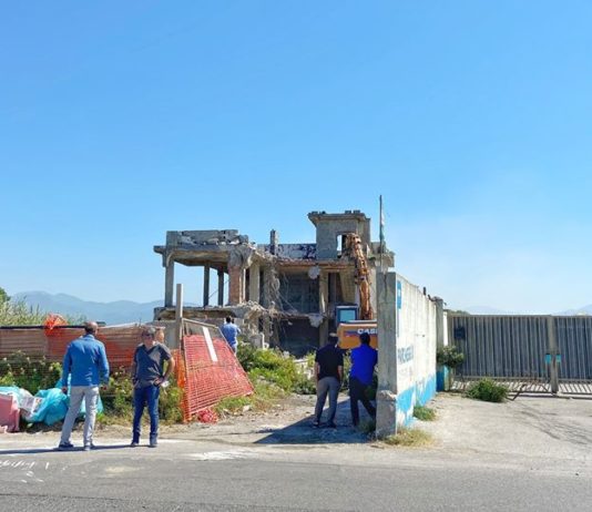 Pontecagnano, ex Drive In: giù la struttura abusiva a Magazzeno ex drive in pontecagnano