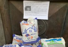 Sacchetti di cemento fuori Palazzo di Città: la protesta di CivicaMente CivicaMente