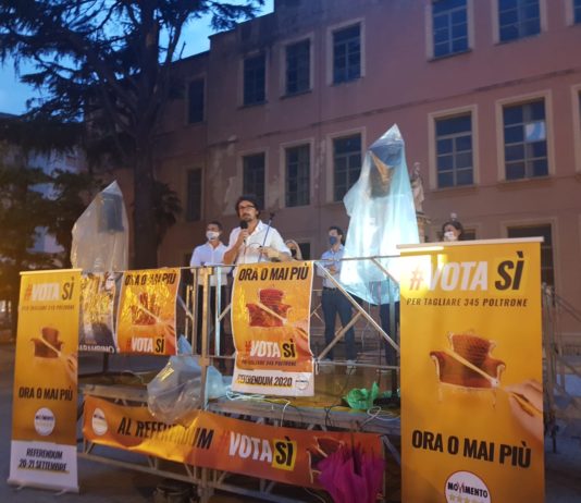 Danilo Toninelli in piazza Amendola per il “Sì” al referendum Danilo Toninelli