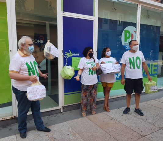 Battipaglia, blitz ambientalista: sacchetti di rifiuti consegnati ai candidati rifiuti picarone