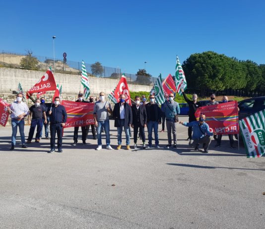 Deriblok, aut aut dall’azienda: «Due ore di lavoro oppure tre licenziamenti» sciopero deriblok