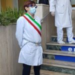 Sindaca si incatena davanti all’Ospedale, sparite le chiavi del lucchetto