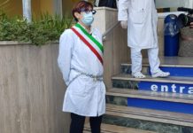 Sindaca si incatena davanti all’Ospedale, sparite le chiavi del lucchetto