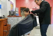 Pontecagnano, un’ora speciale: barbiere riapre il salone per un bimbo autistico Barbiere