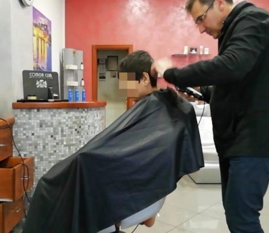 Pontecagnano, un’ora speciale: barbiere riapre il salone per un bimbo autistico Barbiere