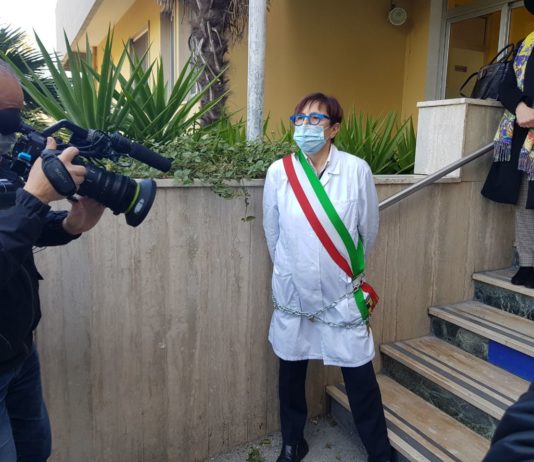 Battipaglia: la sindaca Francese s’incatena davanti all’ospedale francese ospedale incatena