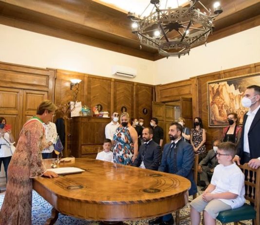 Pontecagnano celebra l’amore universale: Ernesto e Luigi sposi Ernesto e Luigi