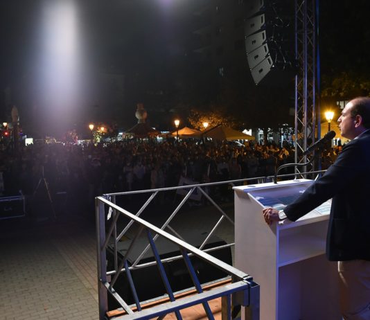 Comizio di chiusura, Visconti commosso: «Mesi durissimi, contro di me macchina del fango» Visconti comizio finale piazza Amendola