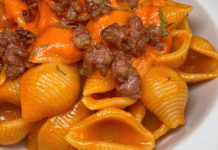 La ricetta: conchiglie alla crema di peperoni e salsiccia Conchiglie con crema di peperoni e salsiccia