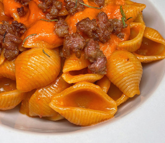 La ricetta: conchiglie alla crema di peperoni e salsiccia Conchiglie con crema di peperoni e salsiccia