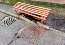 Cede l’asfalto in via Aosta per colpa del maltempo: panca per riparare asfalto via aosta