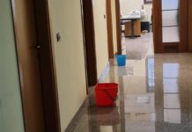 Battipaglia: piove nel Comune, dipendenti costretti con le bacinelle piove comune battipaglia