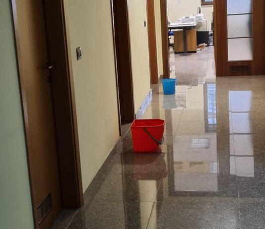 Battipaglia: piove nel Comune, dipendenti costretti con le bacinelle piove comune battipaglia