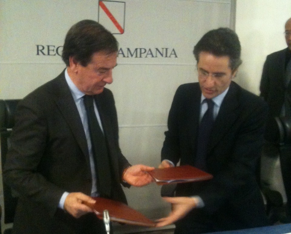 Giovanni Santomauro e Stefano Caldoro firmano l'accordo per il Piu Europa