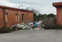 Macello comunale, discarica a cielo aperto: tra i rifiuti anche gli archivi – FOTO Macello Comunale