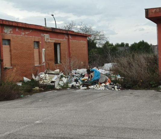 Macello comunale, discarica a cielo aperto: tra i rifiuti anche gli archivi – FOTO Macello Comunale