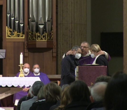 Bagno di folla per Claudio Mandia: lacrime e commozione per l’ultimo addio al giovane battipagliese funerali claudio mandia battipaglia 26 febbraio 2022
