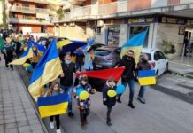 Battipaglia, al corteo della Pace spunta la bandiera nazi. Gli organizzatori prendono le distanze bandiera nazi corteo della pace ucraina