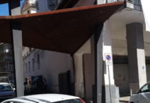 Pensilina troppo vicina all’abitazione: «Puzza e favorisce i ladri». Il Comune dovrà spostarla pensilina via turati comune battipaglia