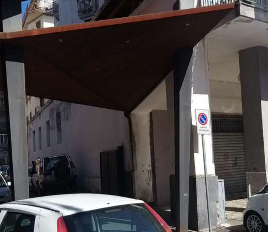 Pensilina troppo vicina all’abitazione: «Puzza e favorisce i ladri». Il Comune dovrà spostarla pensilina via turati comune battipaglia