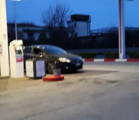 20 euro per un pieno di carburante: guasto alla pompa di benzina di Santa Cecilia distributore in tilt pompa benzina eboli santa cecilia