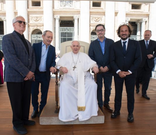 Salerno, conferito a Papa Francesco il Premio Charlot Papa Francesco
