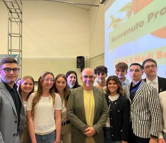 Il professore Nicola Gardini incanta gli alunni del liceo “E. Medi” Nicola Gardini