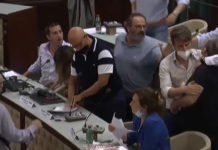 Consiglio comunale di fuoco: tre interruzioni e poi la rissa, interviene la Digos