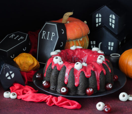 La ricetta: Torta di Halloween con albumi e ribes rosso Torta di Halloween con albumi e ribes rossi