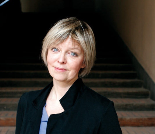 Cava de’ Tirreni: la scrittrice Elena Kostioukovitch ospite del Premio Com&Te Elena Kostioukovitch