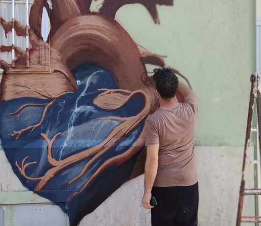 Tusciano, i volontari estraggono dal fiume un camion di detriti. Gli artisti li trasformano in opere d’arte.