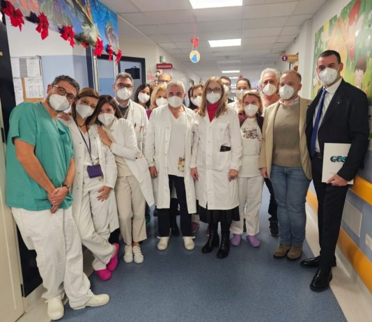 Solidarietà: donato un ecografo di ultima generazione al “Ruggi” di Salerno Ecografo