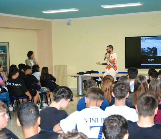 Scuola, Eboli: Il giornalista Andrea Picariello presenta il libro “Nudo” all’Istituto Comprensivo “Virgilio”