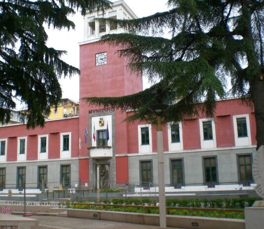 Battipaglia, concorso per dirigente della Polizia locale: ammessa Scienze Politiche, domande fino al 2 novembre Il Municipio di Battipaglia in piazza Aldo Moro